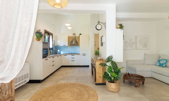 Eden Rock House | Relax with the whole family in this quiet and elegant accommodation