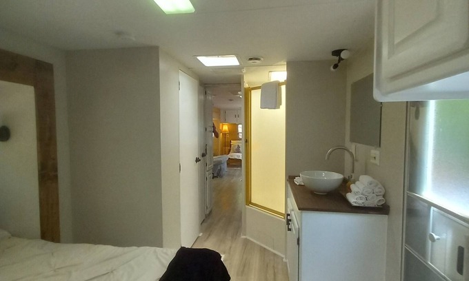 Murphy House | RELAX, NO EXTRA FEES for pets or cleaning. LUXURY Glamping in the woods!