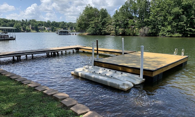 Inman House | Relax on Lake Bowen at our spacious 3-bedroom retreat