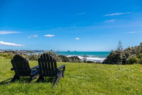 Fitzroy House | Relax on Richmond - modern beachside house retreat