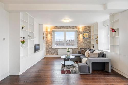 Charlton Apartment | Relax, Play and Work in London