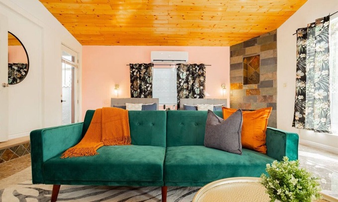 Beverly Green House | Relax & Play: Private Modern Stay & Chef's Kitchen