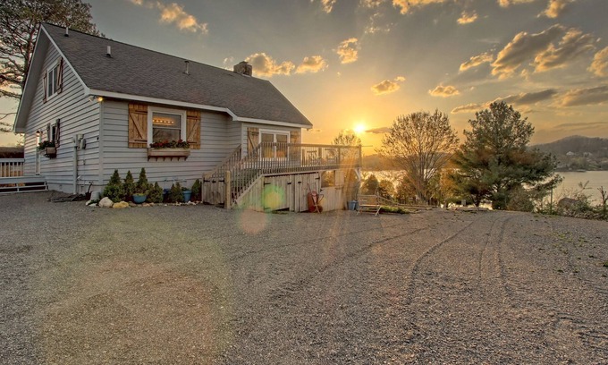Hayesville Cottage | RELAX! RELAX! Emaline's Cottage @ Lake Chatuge.."Bright, airy and comfortable!"