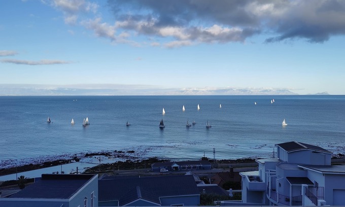 Glencairn Apartment | RELAX,REVIVE & RESET and Enjoy the Sounds of the Sea!