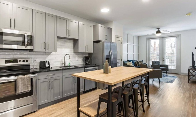East Walnut HIlls Apartment | Relax & Unwind—Stylish Stay in Cincy’s Heart