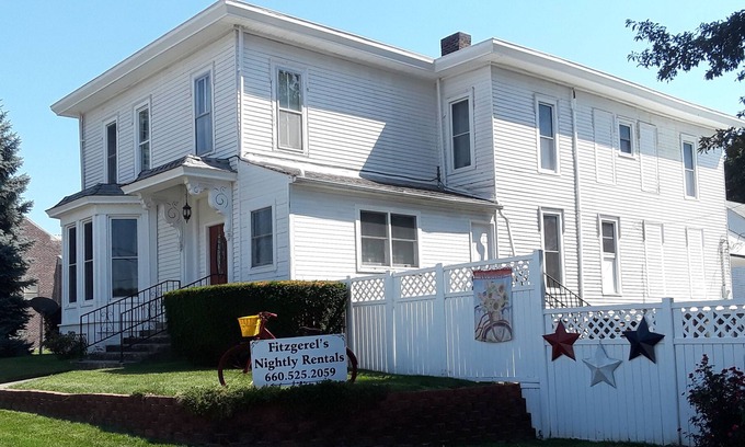 Windsor Bed & Breakfast | Relax with 2 queens, no added cleaning fees & full kitchen