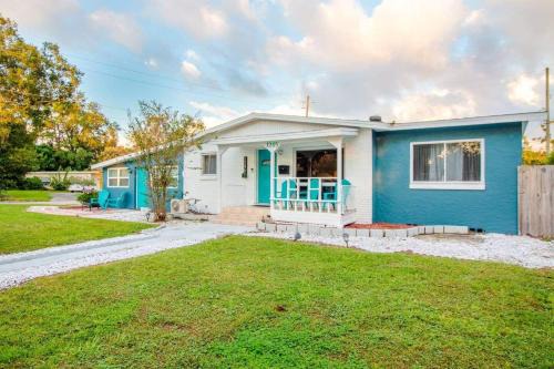 Dover Shores West House | Relax & Work 1br Porch Dining Just Steps Away