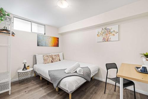 Carramar House | Relaxed Private Double Room in Carramar - Close to Station - Shared Bathroom