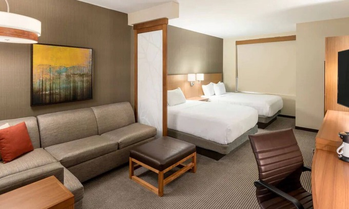 Greenville Downtown Apartment | Relaxing 2 Queen Bed Stay Near Peace Center! Onsite Gym and Pool Access!
