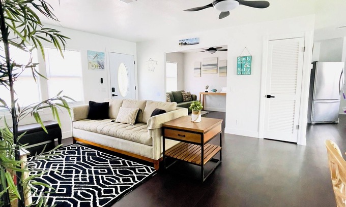 Lake Sarasota House | Relaxing 3BD/2BA Gateway. Near Siesta Beach!
