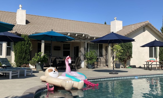 Atascadero House | Relaxing and Inviting Home, 2 Prime Suites, seasonally heated pool on 2.5 acre.