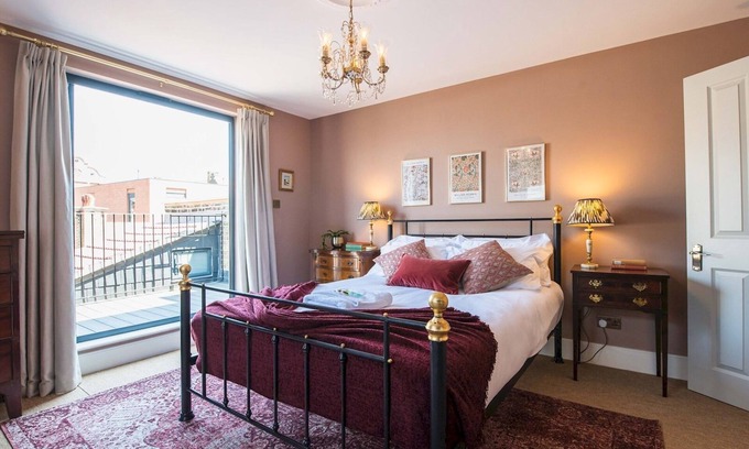 Munster Apartment | Relaxing Balcony Getaway in Fulham & Hammersmith | Pass The Keys