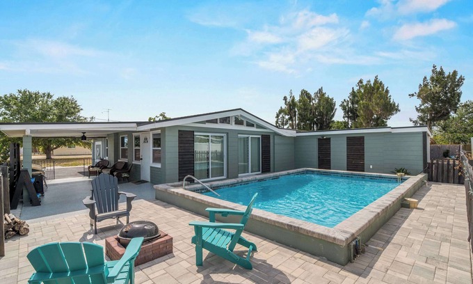 Englewood South House | Relaxing bungalow- Mins to Beach - Heated Pool