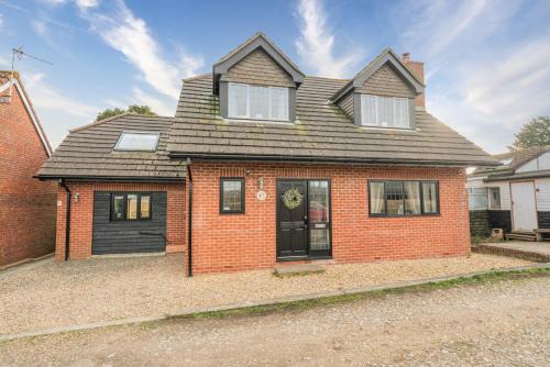 New Forest District Apartment | Relaxing Coastal Cottage with Hot Tub & Views