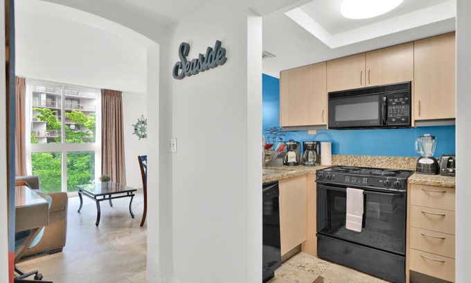 Coconut Grove Apartment | Relaxing Condo Hotel in the Grove, Free Parking