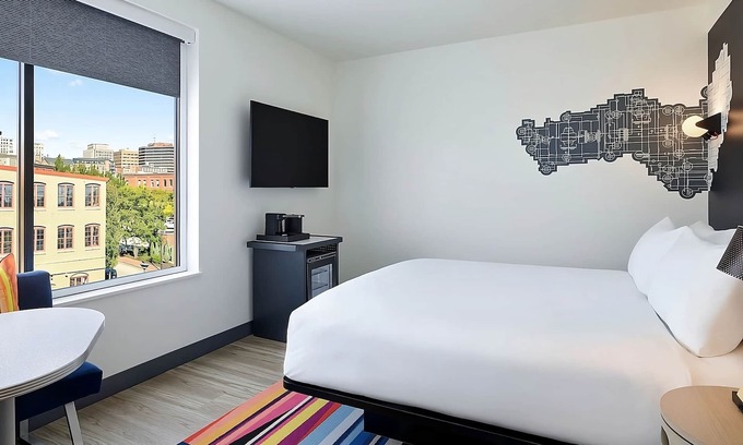 Portland Hotel | Relaxing Couple Pet-Friendly Stay | Seafood & Portland Attractions