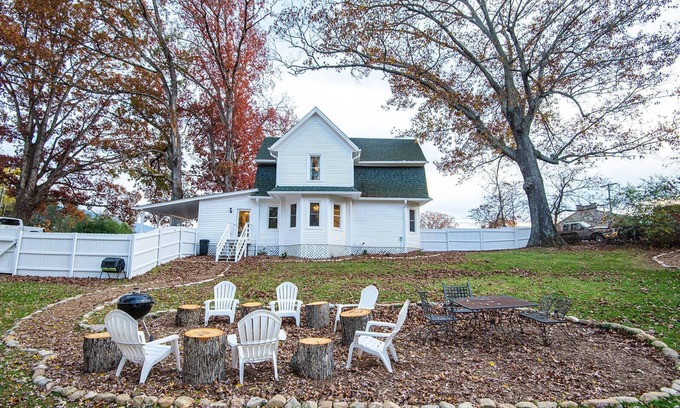 Burnsville House | Relaxing Farmhouse, pet friendly, walk to town