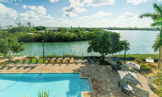 Marathon Hotel | Relaxing Getaway! 2 Elegant Rooms, Fantastic View, Outdoor Pool
