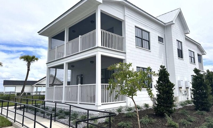 Lake Alfred Cottage | Relaxing Getaway on the Lake at Adams Estate