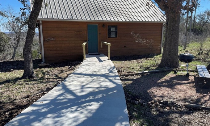 Fredericksburg Apartment | Relaxing Getaway at The Rocky Top Cabin, Pet Friendly