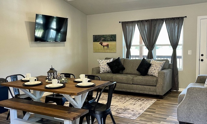 Franklin House | Relaxing Hillside Getaway with a Mountain View
