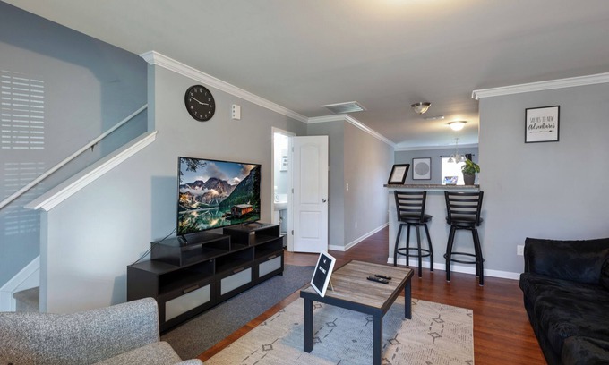 Paw Creek House | Relaxing Home Away from Home in the QC! - LaxStays