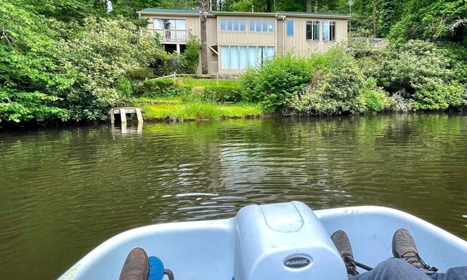 Mirror Lake House | Relaxing Home directly on Mirror Lake: 2 Minutes from Main Street