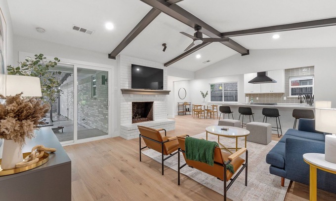 Buckner Terrace - Everglade Park House | Relaxing home with heated Pool and Spa & photo wall
