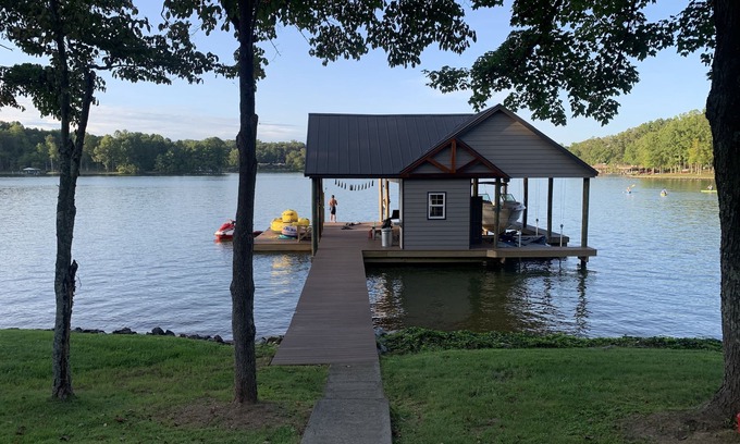 Huddleston House | Relaxing Lake Escape with sauna on the dock !