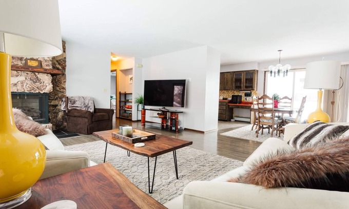 Sand Lake House | Relaxing Lake Haven - FULL HOUSE - Close to EVERYTHING!