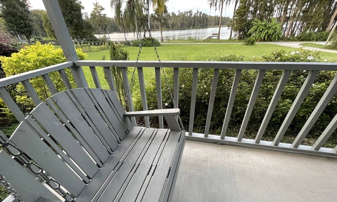Clermont House | Relaxing Lakefront Home on Quiet Lake Glona