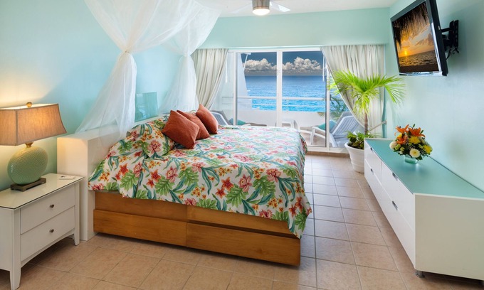 Zona Hotelera Norte Condo | Relaxing Oceanfront 2BR Northshore Condo, Awesome snorkeling right in front!