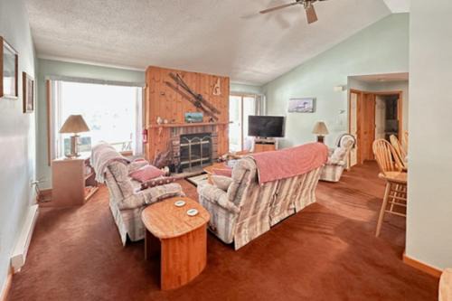 Lincoln Apartment | Relaxing on the River
