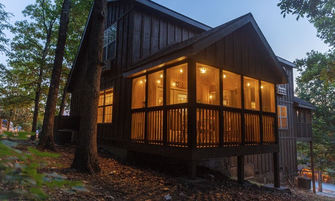 Reeds Spring Cabin | Relaxing, quiet cabin with jacuzzi, arcade and golf