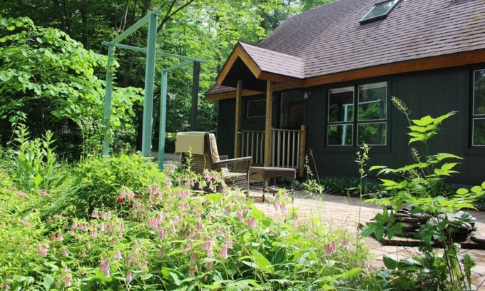 Stowe Area Ski Chalet | Relaxing Retreat: 7 mins to both Mountain and Village: Ski, Bike, Hike & Unwind
