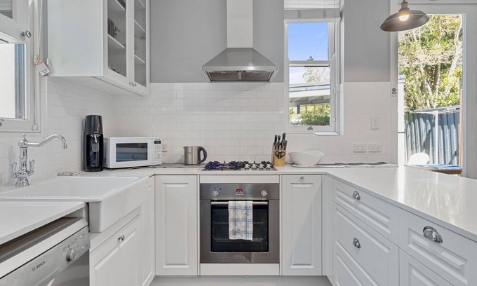 Cremorne House | Relaxing Retreat on Earle St, Cremorne Near Attractions