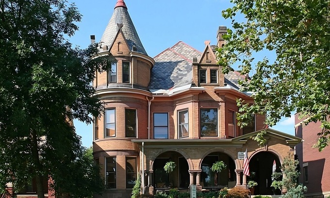Downtown Columbus Hotel | Relaxing Stay Downtown! Near Victorian Village, Pets are Welcome, w/Garden!