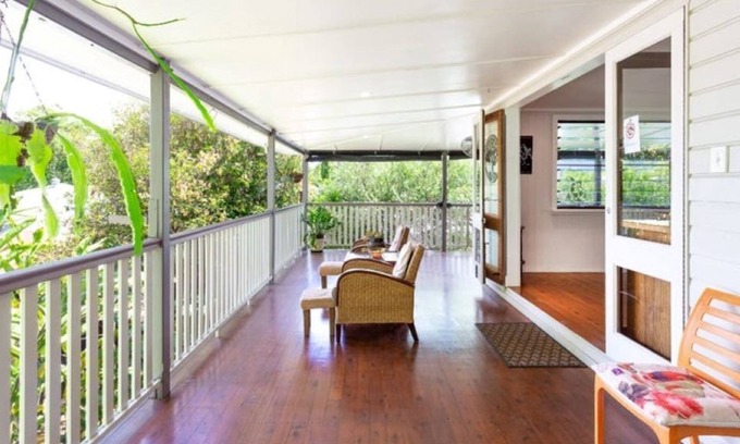 Edge Hill House | RELAXING STAY IN EDGE HILL, FULLY FURNISHED 2 BEDROOM TOP FLOOR OF QUEENSLANDER