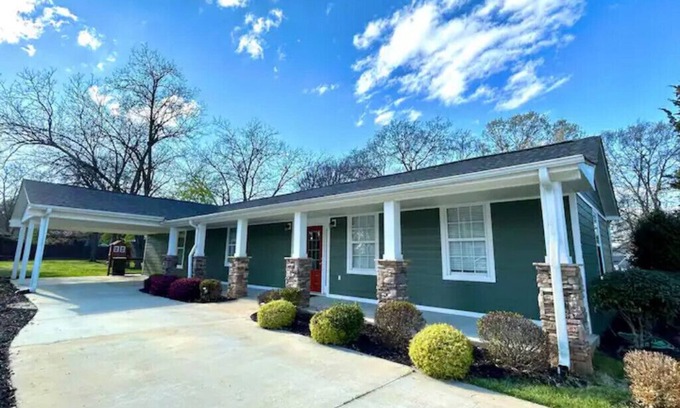 Greer House | Relaxing Stay on Trade Street