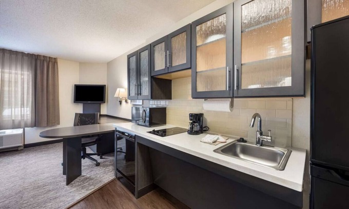 Warren Apartment | Relaxing Studio w/Fully-equipped Kitchen! Pets Allowed, BBQ Facilities, Parking