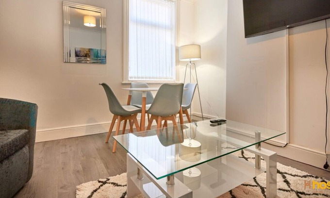 Liverpool House | ★Relaxing suburban haven ★by airport ★parking