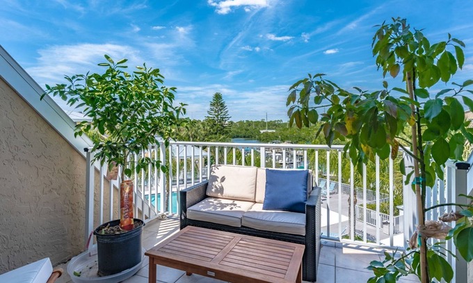 Englewood South House | Relaxing Townhome by Lemon Bay, minutes to Beach