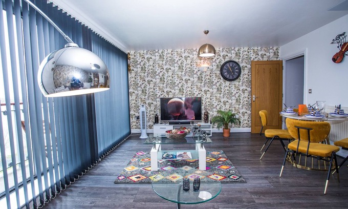 Greenwich Apartment | Remarkable 2-bed Apartment With Sea View