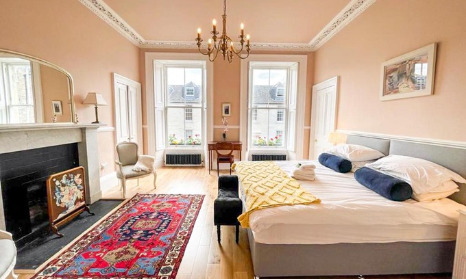 Tollcross Apartment | Remarkable 5BR Townhouse with Garden, Sleeps 12