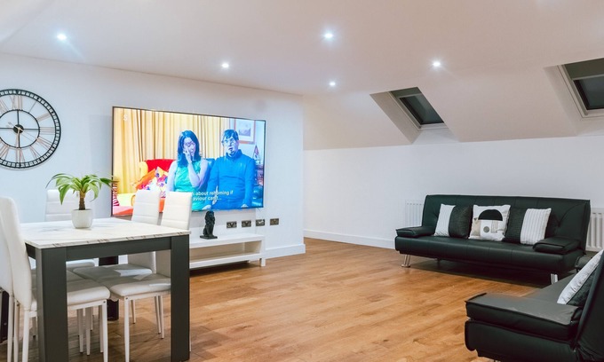 Purley Apartment | Remarkable, PentHouse - 3-Bed Apartment in Purley