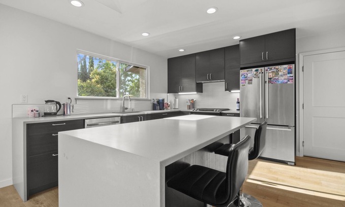 San Tomas House | Remodeled 3 bdrm 2bath home w natural lights