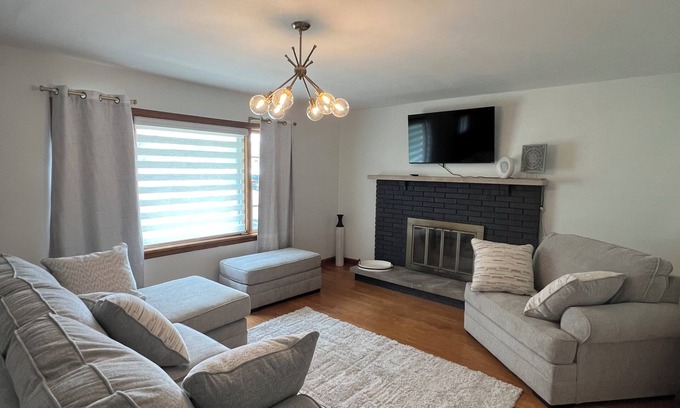 Jeffersonville - Clarksville House | Remodeled 3 Bedroom 1 & 1/2 bath on Veterans Pkwy Jeffersonville close to I-65.