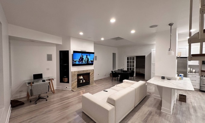 Sheffield Neighbors House | Remodeled 3 story entire townhouse available in the heart of Lincoln Park.