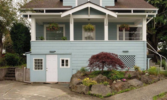 Alki House | Remodeled 3br Craftsman sleeps 8, gorgeous views, 5 min walk to Alki beach