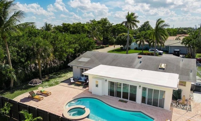 Imperial Point House | Remodeled | 3BR | Pool